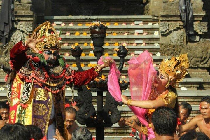ウブドのケチャック・ラーマヤナと火の踊り、ウブド寺院にて