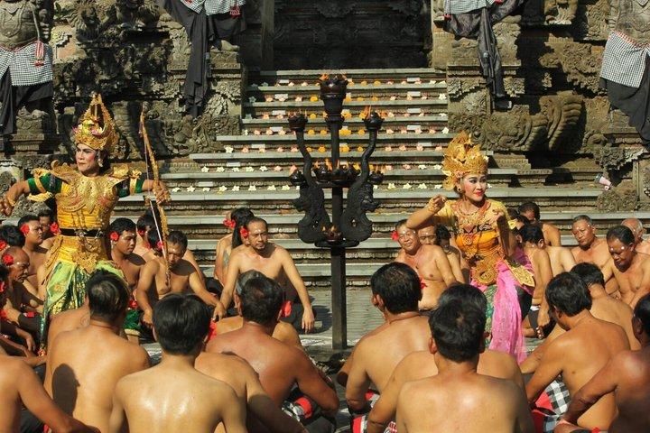 ウブドのケチャック・ラーマヤナと火の踊り、ウブド寺院にて