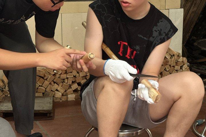 ハノイの鍛冶屋村で自分だけのナイフを鍛造する