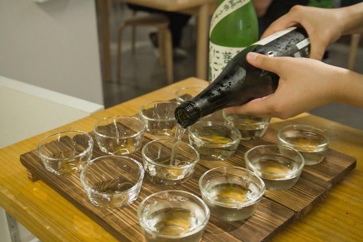 築地での東京の日本酒と新鮮な魚のペアリング