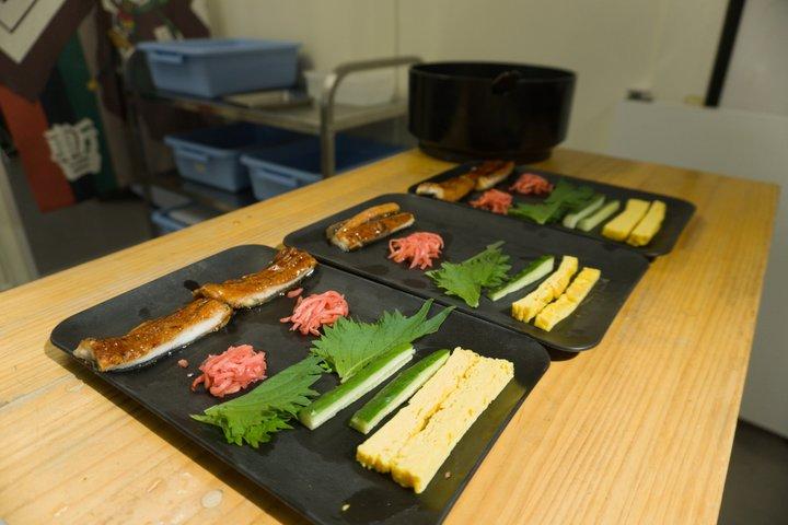 築地での東京の日本酒と新鮮な魚のペアリング