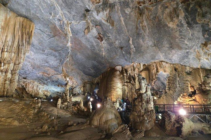 フエ市発：フォンニャ洞窟終日グループツアー