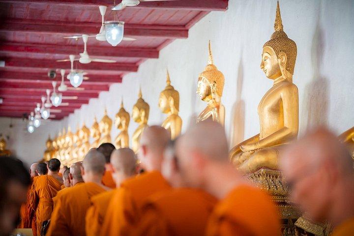 Charla espiritual de medio día con monje en Wat Mahathat en Bangkok