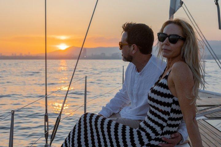 バルセロナで豪華ヨットに乗って過ごすプライベートサンセットセーリング