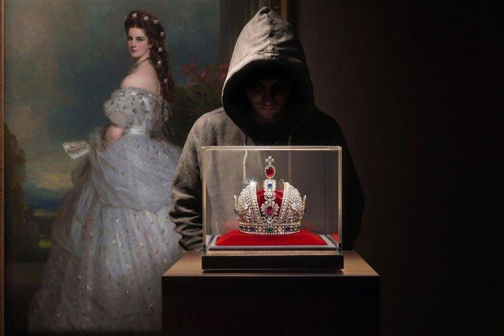 True Crime Walking Tour Paris Louvre Art Heists and Scandals