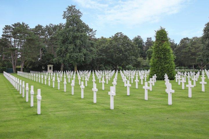 パリ発ノルマンディーDデイビーチとアメリカ人墓地日帰り旅行