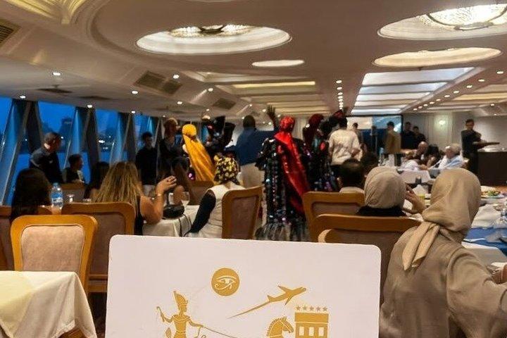 カイロのプライベートナイルディナークルーズ夜ツアー