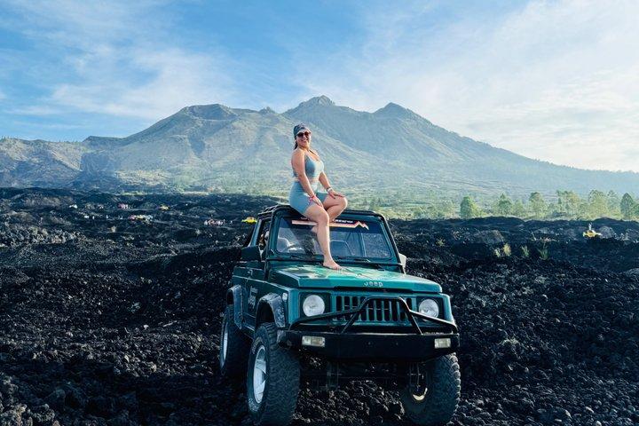 フランス語を話すガイドと一緒に四輪駆動ジープでバトゥール山の日の出を鑑賞