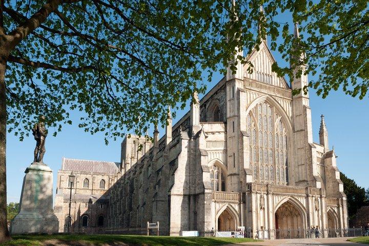 ロンドン、ウィンザー城、ストーンヘンジ、歴史的なウィンチェスター日帰りツアー