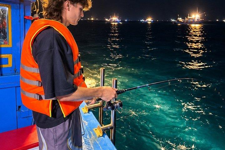 ダナンでの地元漁師との夜のイカ釣り体験