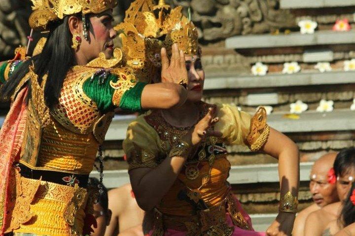 ウブドのケチャック・ラーマヤナと火の踊り、ウブド寺院にて