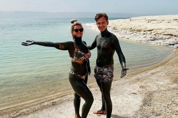 マダバ、ネボ山、ピンクレイク、塩のビーチ、死海プライベートツアー