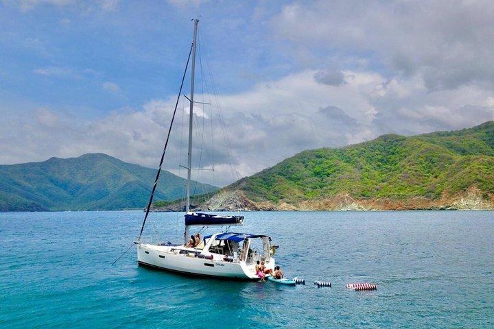 Barca a vela di lusso a Tayrona