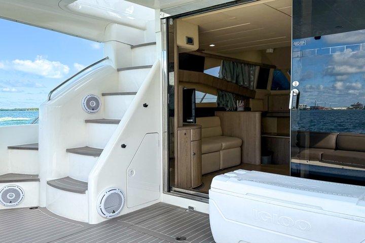 ジェットスキー、スカイライン、サンドバー2隻のマイアミラグジュアリーヨット