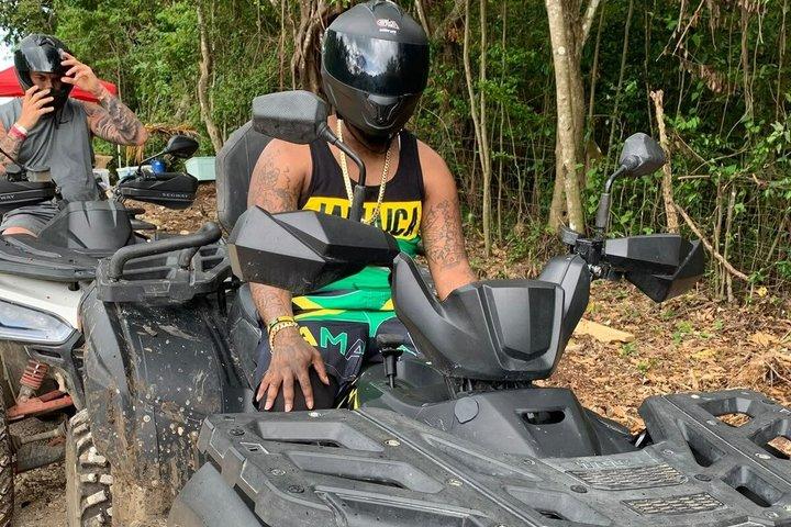 オチョ・リオス：ATV、ブルーホール＆チューブボートコンボ