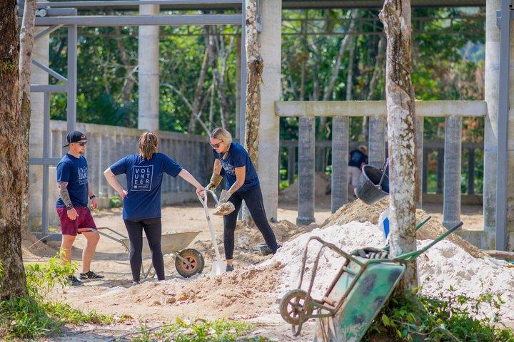 プーケットの象の保護区ボランティア体験