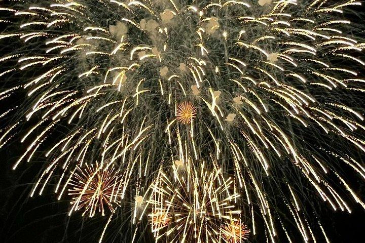 テーブル席と椅子席を設けた土浦花火大会