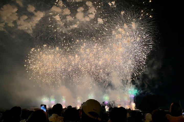 テーブル席と椅子席を設けた土浦花火大会