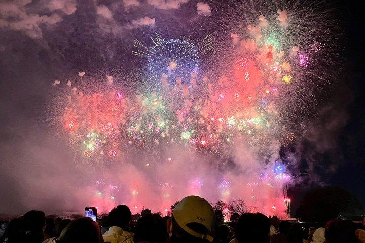 テーブル席と椅子席を設けた土浦花火大会