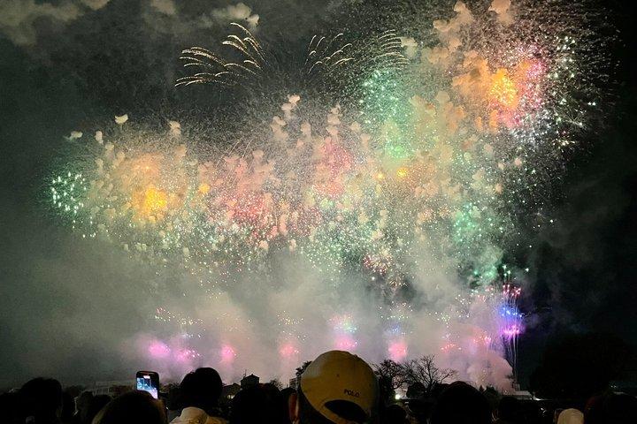 テーブル席と椅子席を設けた土浦花火大会