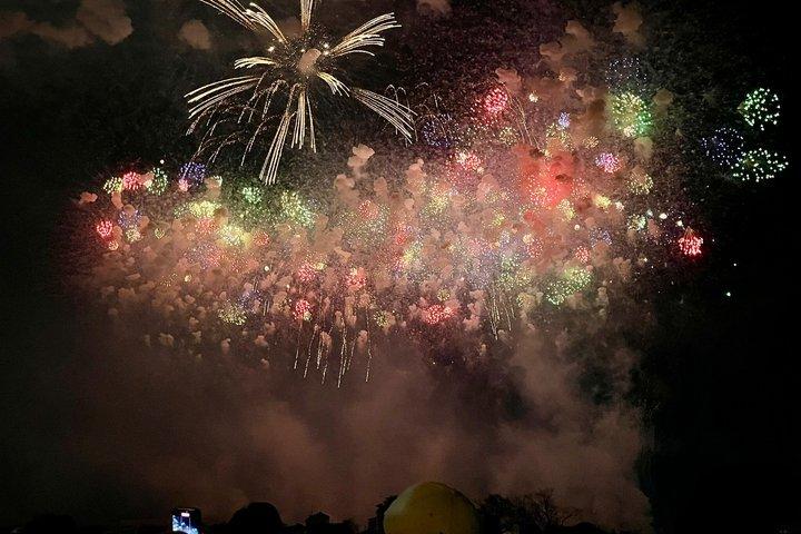 テーブル席と椅子席を設けた土浦花火大会