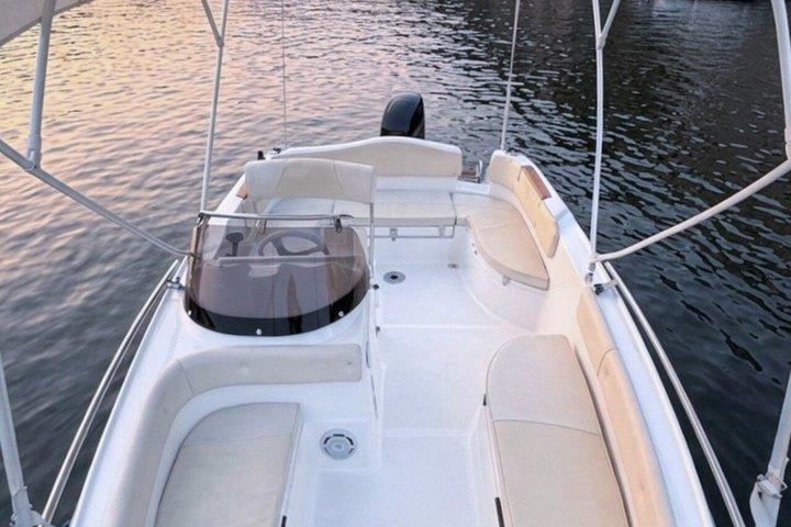コモ湖での免許不要のセルフドライブボートレンタル