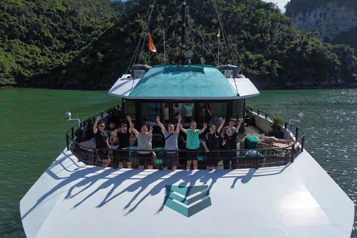 カタマラン・プレミアム・ヨットでハロン湾へ日帰りツアー