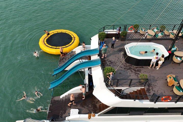 カタマラン・プレミアム・ヨットでハロン湾へ日帰りツアー