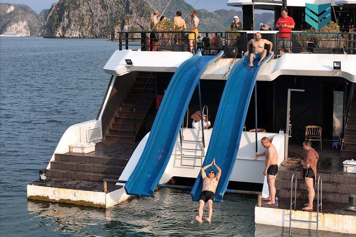 カタマラン・プレミアム・ヨットでハロン湾へ日帰りツアー