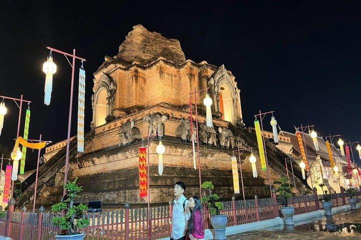 チェンマイの寺院とマーケット トゥクトゥク イブニング ナイト ツアー