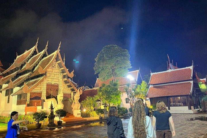 チェンマイの寺院とマーケット トゥクトゥク イブニング ナイト ツアー