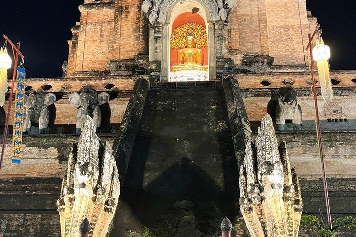 チェンマイの寺院とマーケット トゥクトゥク イブニング ナイト ツアー