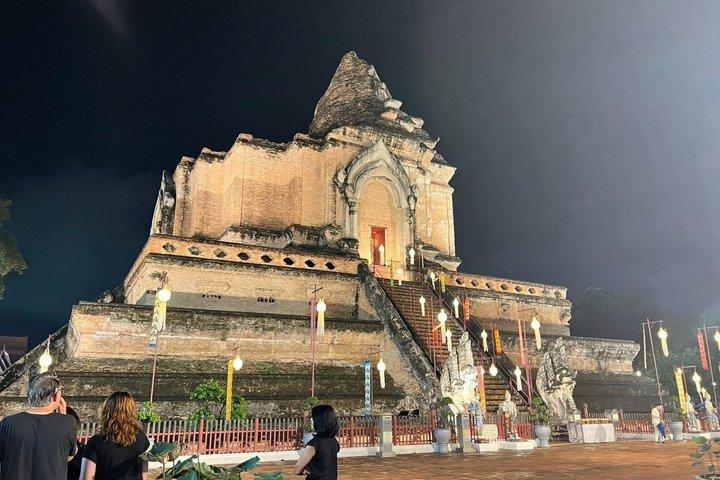 チェンマイの寺院とマーケット トゥクトゥク イブニング ナイト ツアー