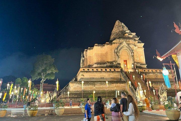 チェンマイの寺院とマーケット トゥクトゥク イブニング ナイト ツアー