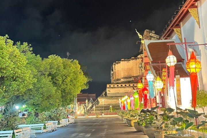 チェンマイの寺院とマーケット トゥクトゥク イブニング ナイト ツアー