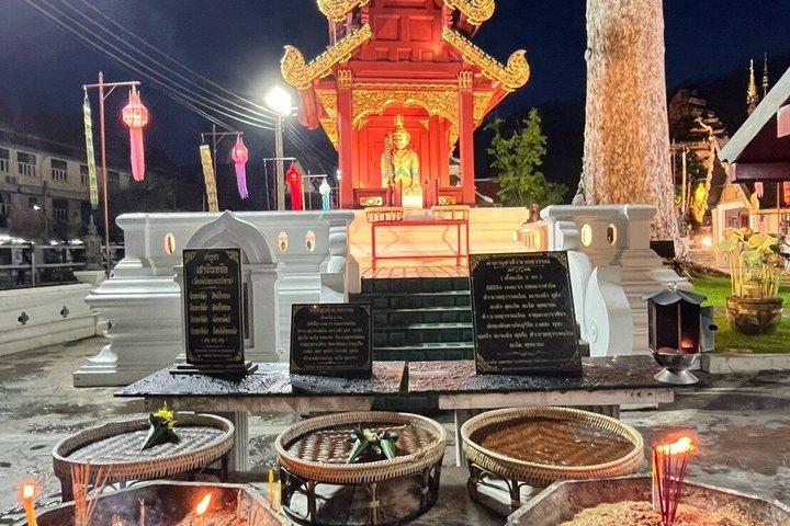 チェンマイの寺院とマーケット トゥクトゥク イブニング ナイト ツアー