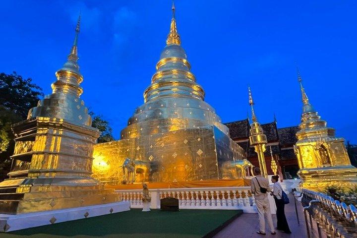 チェンマイの寺院とマーケット トゥクトゥク イブニング ナイト ツアー
