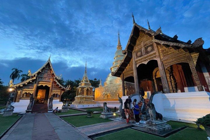 チェンマイの寺院とマーケット トゥクトゥク イブニング ナイト ツアー