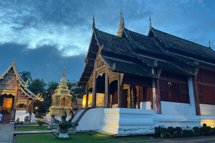 チェンマイの寺院とマーケット トゥクトゥク イブニング ナイト ツアー