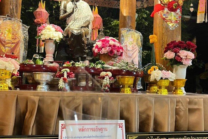 チェンマイの寺院とマーケット トゥクトゥク イブニング ナイト ツアー