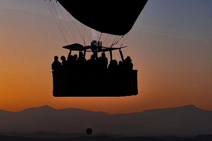 Amanecer sobre Marrakech y globo aerostático y desayuno bereber