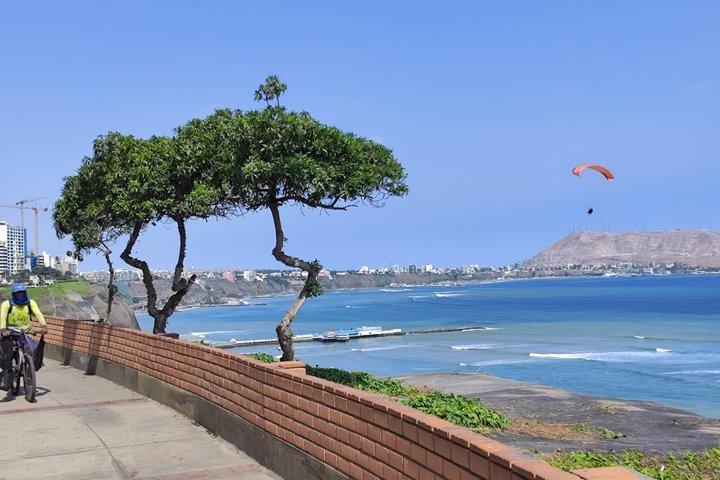 ミラフローレスとバランコを探索しよう:文化、芸術、そして海の絶景