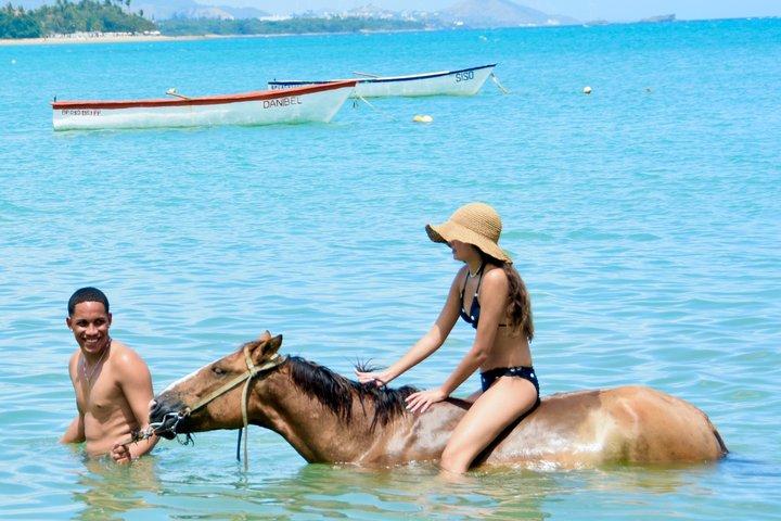 プエルトプラタのビーチでの乗馬とカリブ海の景色