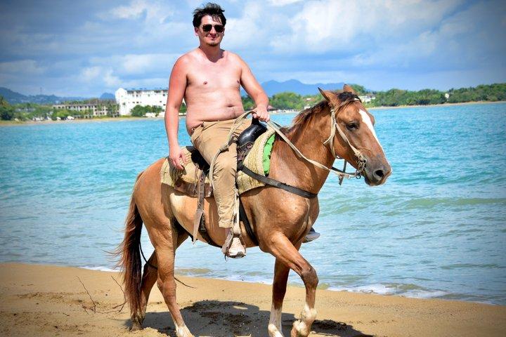 プエルトプラタのビーチでの乗馬とカリブ海の景色