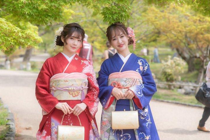 京都祇園：伝統的な町屋庭園の写真付きプレミアム着物