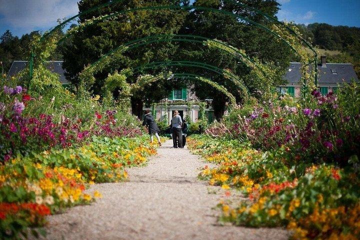 パリでのクロード・モネの家と睡蓮の庭園ツアー