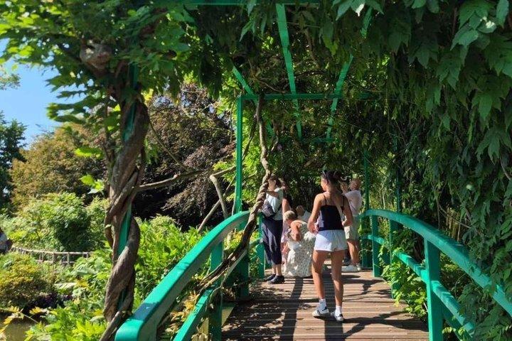 パリでのクロード・モネの家と睡蓮の庭園ツアー