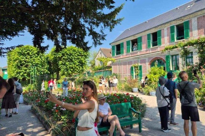 パリでのクロード・モネの家と睡蓮の庭園ツアー