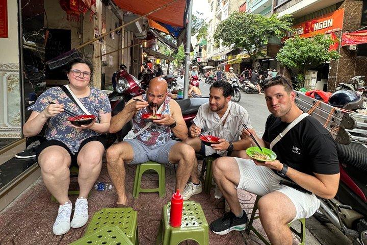 ハノイ旧市街の少人数制朝のストリートフードツアー