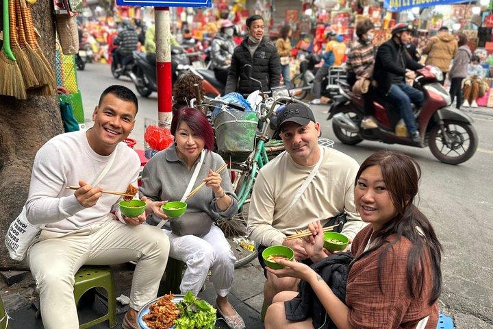 ハノイ旧市街の少人数制朝のストリートフードツアー